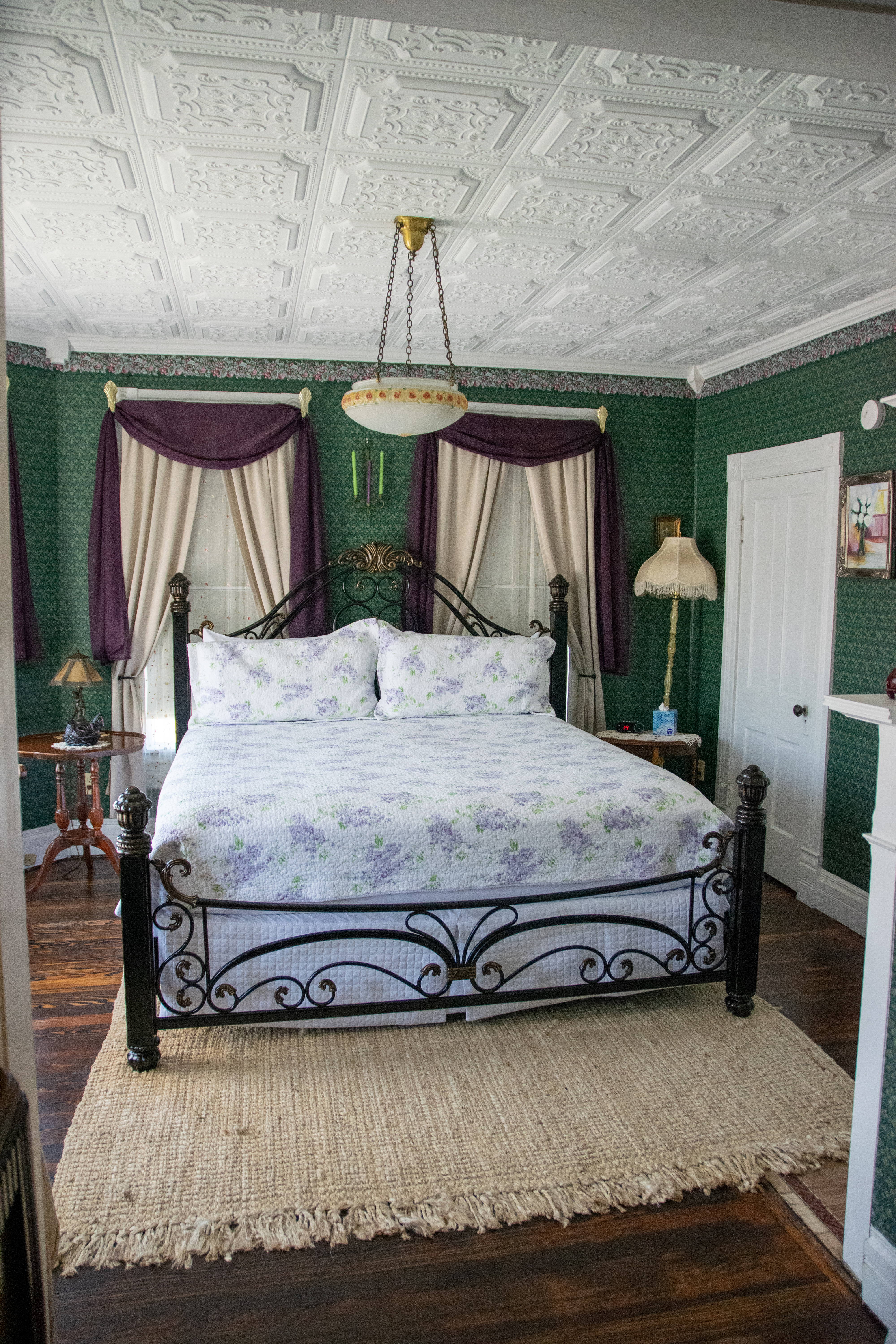 The Victorian on Main Bed & Breakfast